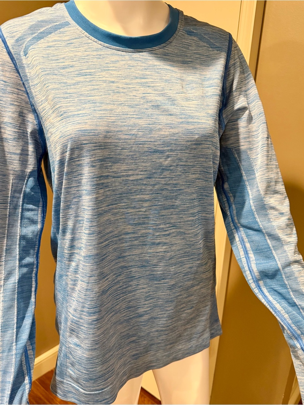 Stio Women’s Large Blue Heathered Long Sleeve Active Top with Thumbholes